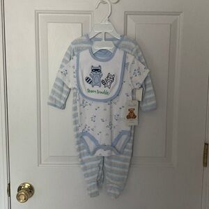 NWT 3 Piece Sleeper, Onesie and Bib size 6-9 Month
